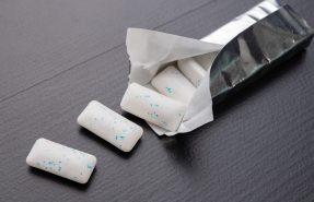 კვლევის თანახმად, საღეჭი რეზინის ღეჭვისას, პირის ღრუში მიკროპლასტმასის დიდი რაოდენობა გამოიყოფა